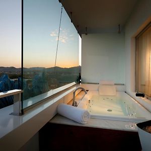 Zimmer mit Kingsize-Bett